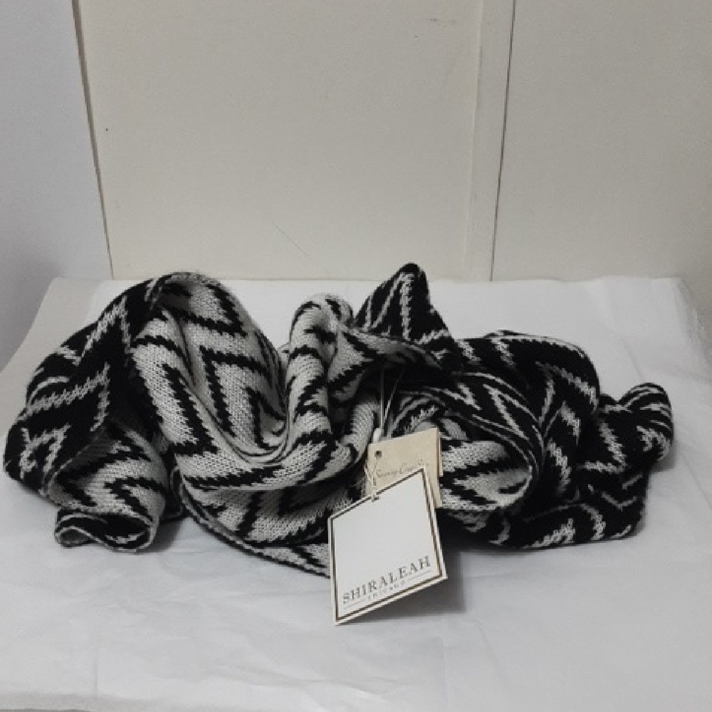 Shiraleah‎ Monochrome Chevron Knit Infinity Scarf